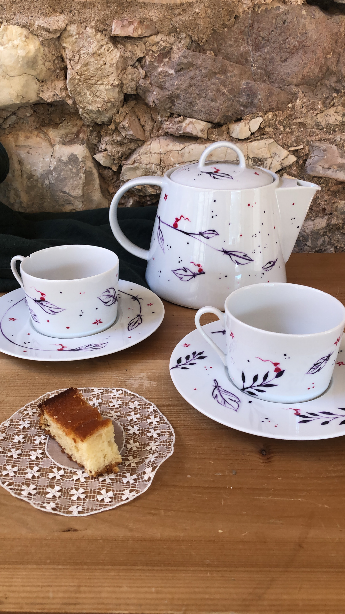 service thé porcelaine de limoges avec grande théière et ses tasses duos pour gouter amoureux. Peint à la main