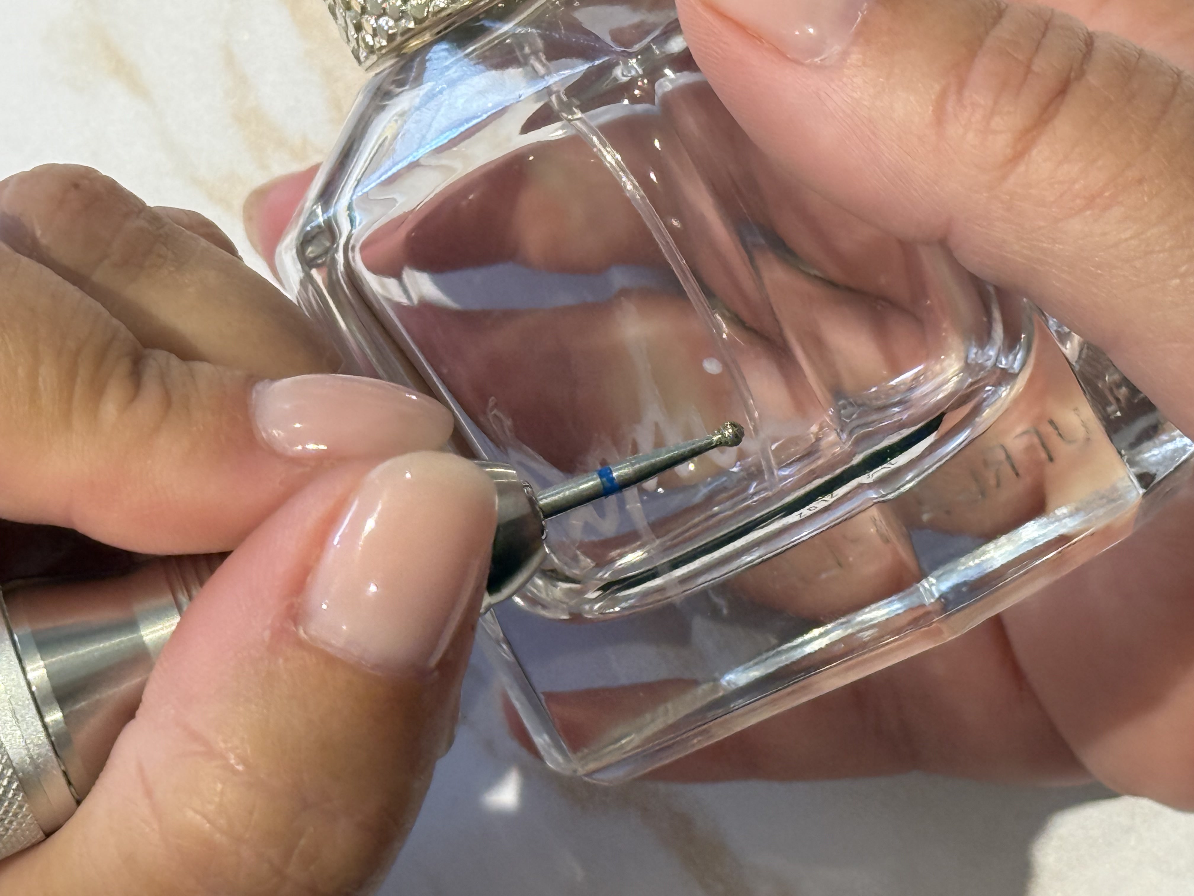 Gravure sur parfum