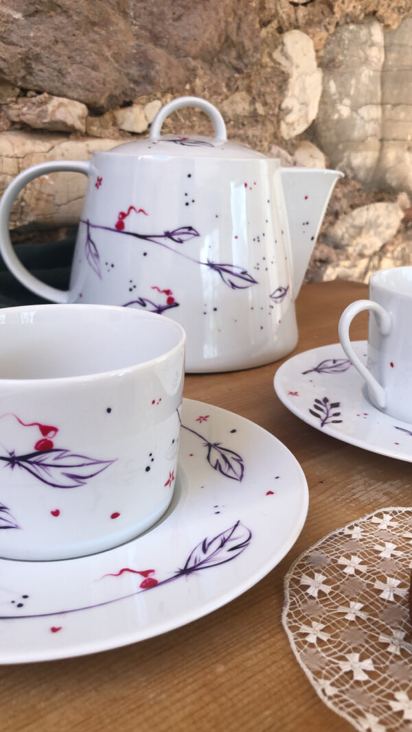 Service à thé avec théière 1litre en porcelaine blanche de limoges illustrée à la main par Jeym créatrice niçoise. Dessins personnalisés