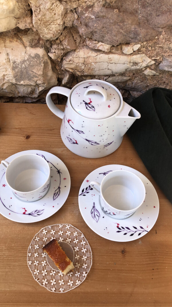 coffret thé avec grande théière et deux tasses à thé avec sous tasses, pour une pause cocooning en amoureux. Cadeau de crémaillère, vaisselle à offrir.