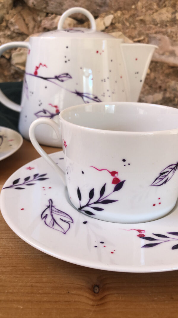 service à thé porcelaine de limoges peinte à la main, tasses à thé avec sous tasses. dessins illustration florale