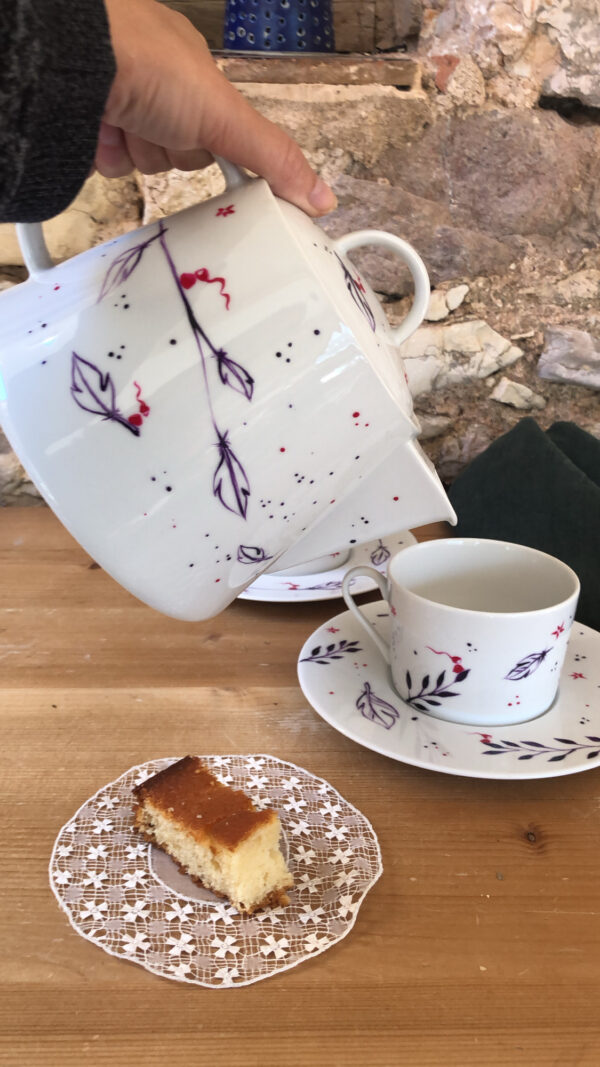 théière de grande contenance en porcelaine blanche de limoges. Fait main. Peinte à la main à Nice par Jeym. Pour offrir, cadeau original et unique.