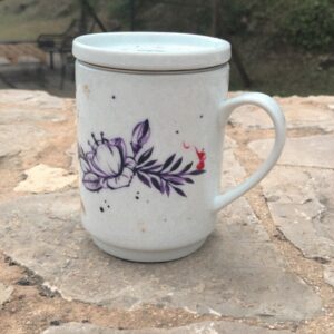 Tisanière infusion et thé illustré par jeym sur porcelaine limoges blanche. Pièce unique fait main