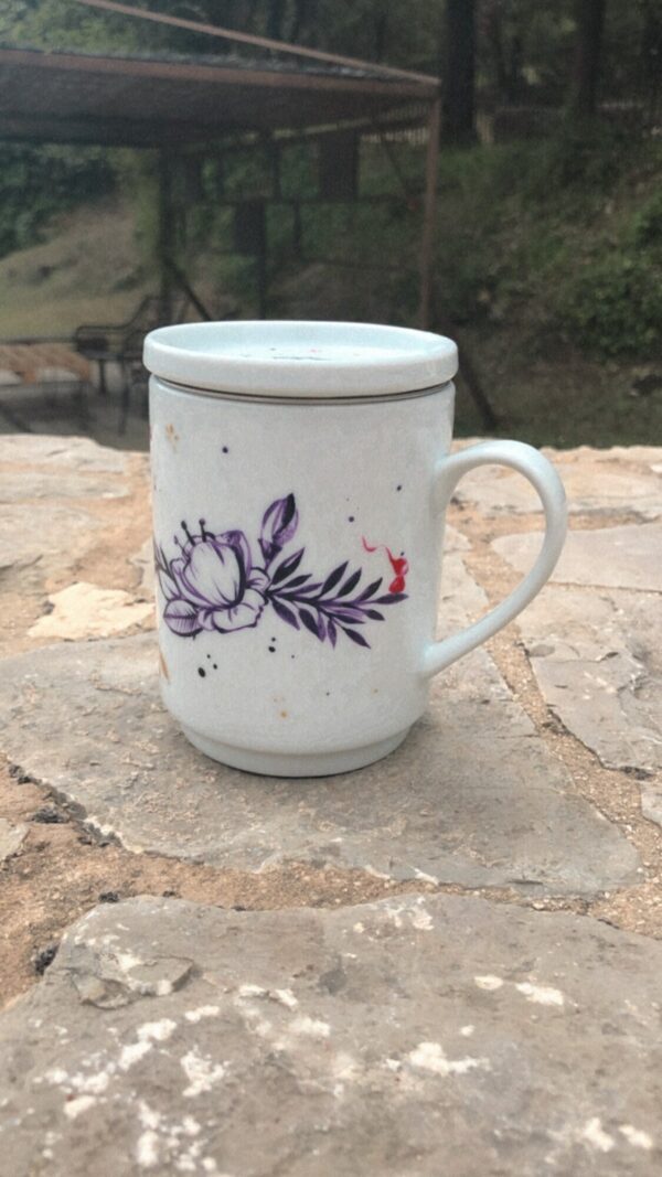 Tisanière infusion et thé illustré par jeym sur porcelaine limoges blanche. Pièce unique fait main