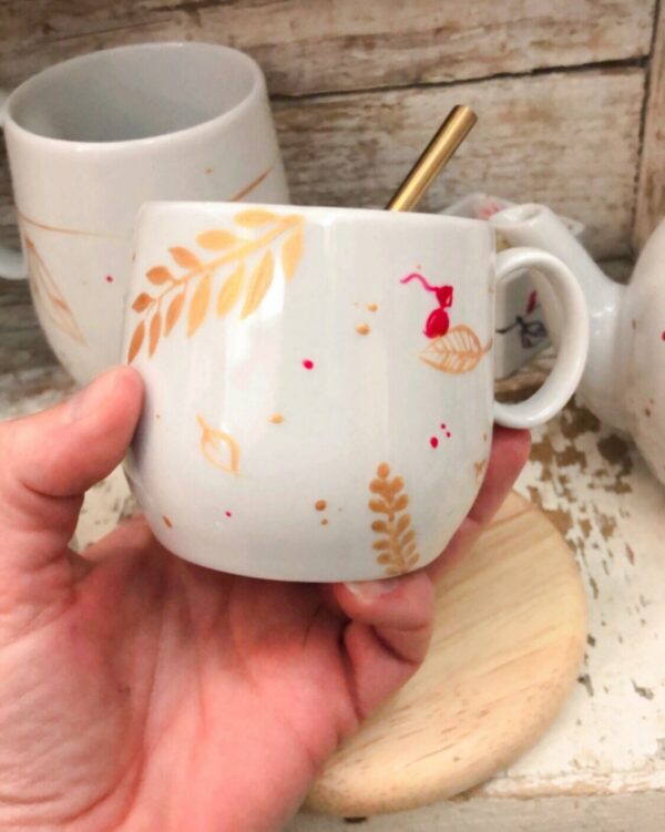 Tasse dorée peinte a la main Jeym illustrations
