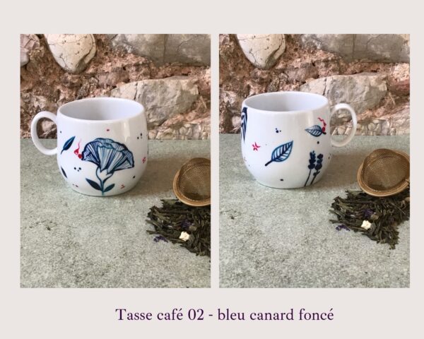 Tasse café en porcelaine limoges peinte à la main par jeym. Ventre drop collection bleue pour combat contre cancer. Dessin fleur
