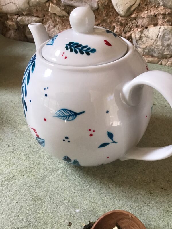 Théière porcelaine limoges peinte à la main par jeym. Ventre drop collection bleue pour Eulalie