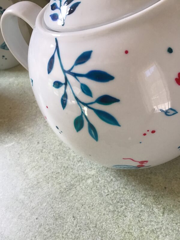 Théière porcelaine limoges peinte à la main par jeym. Ventre drop collection bleue pour combat cancer