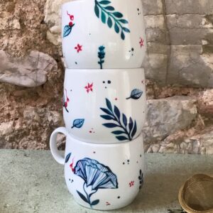 Tasse à café, en porcelaine de limoges peinte à la main par jeym. Ventre drop collection bleue pour combat contre cancer. petit déjeuner ou dîner cocooning
