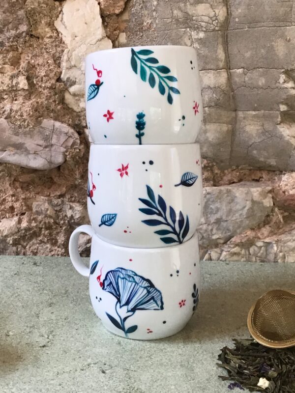 Tasse à café, en porcelaine de limoges peinte à la main par jeym. Ventre drop collection bleue pour combat contre cancer. petit déjeuner ou dîner cocooning