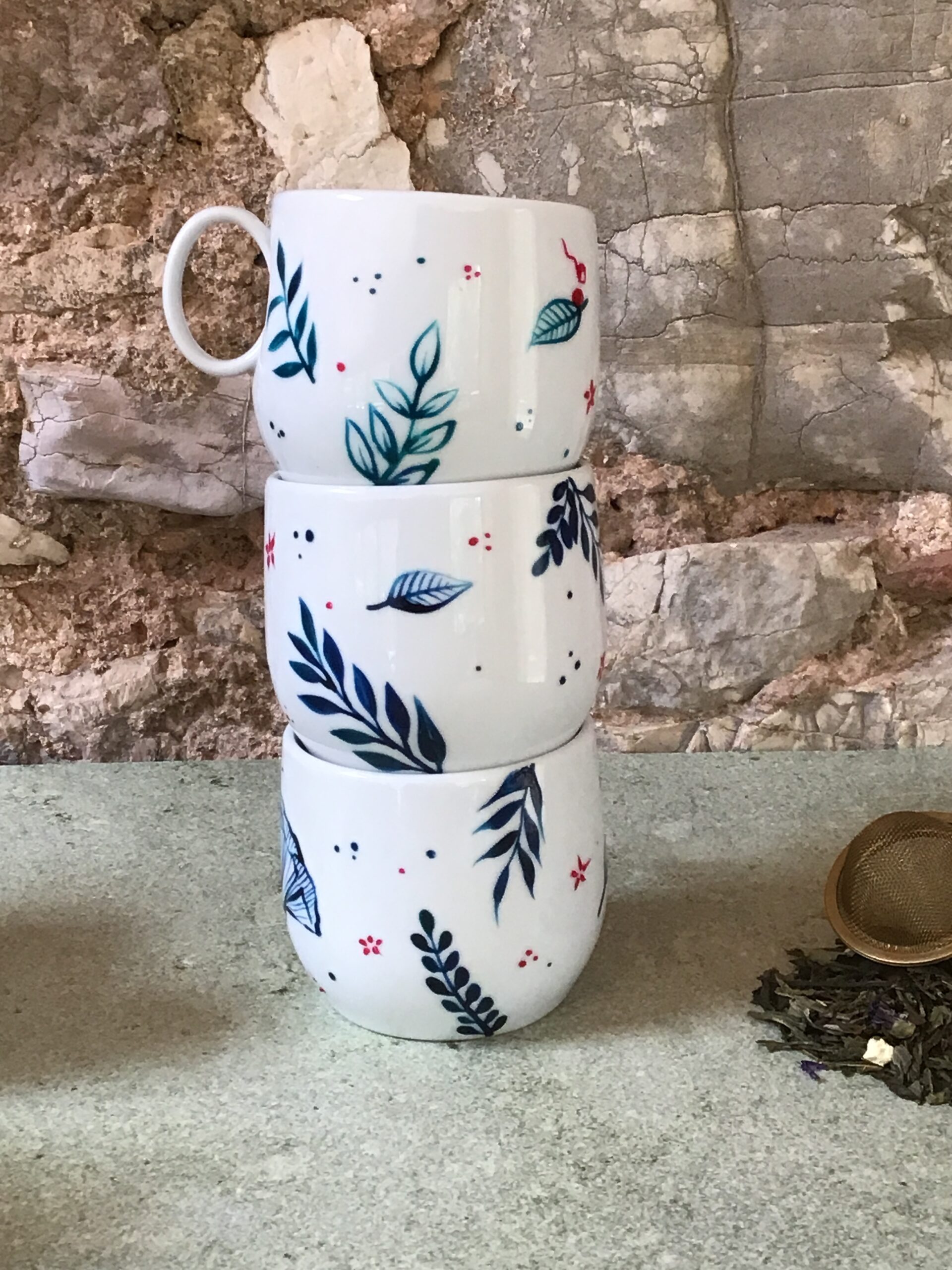 Tasse à café, en porcelaine de limoges peinte à la main par jeym. Ventre drop collection bleue pour combat contre cancer. petit déjeuner cocooning