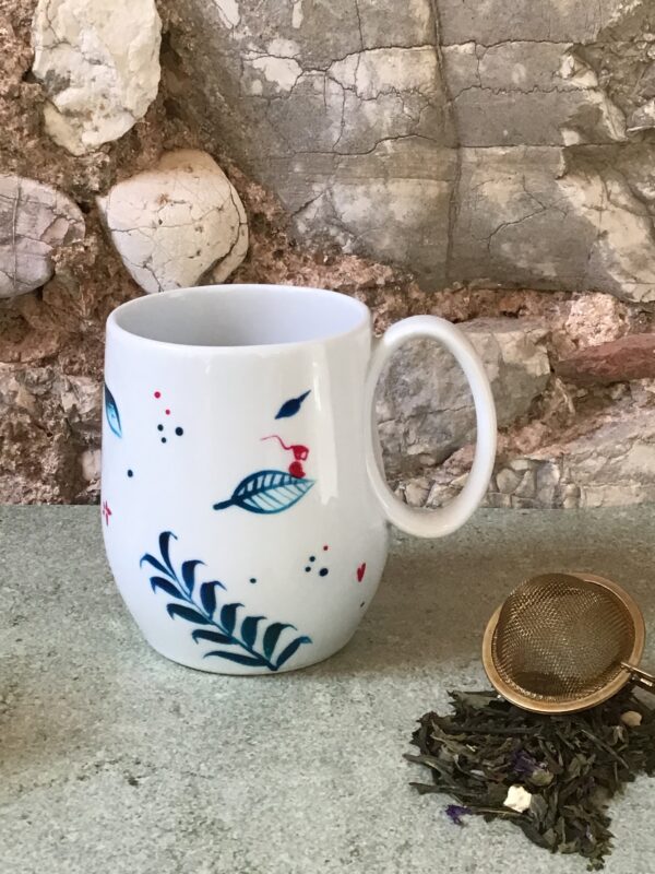 Mug tasse thé en porcelaine de limoges peinte à la main par jeym. Ventre drop collection bleue pour combat contre cancer. petit déjeuner cocooning