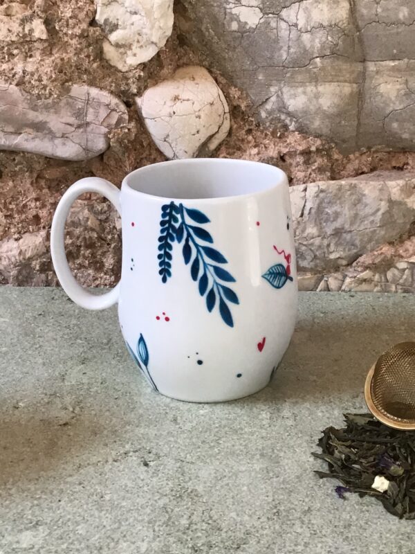 Mug tasse thé en porcelaine de limoges peinte à la main par jeym. Ventre drop collection bleue pour combat contre cancer. petit déjeuner cocooning