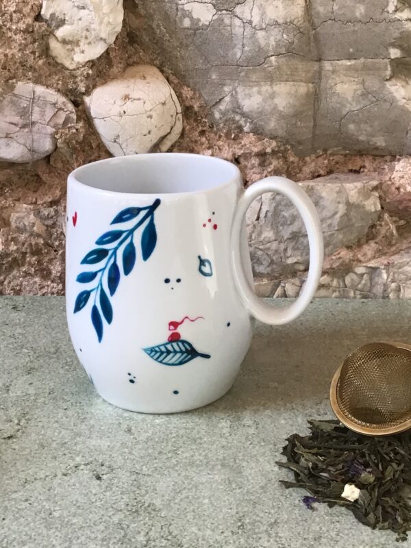 Mug tasse thé en porcelaine de limoges peinte à la main par jeym. Ventre drop collection bleue pour combat contre cancer. petit déjeuner cocooning