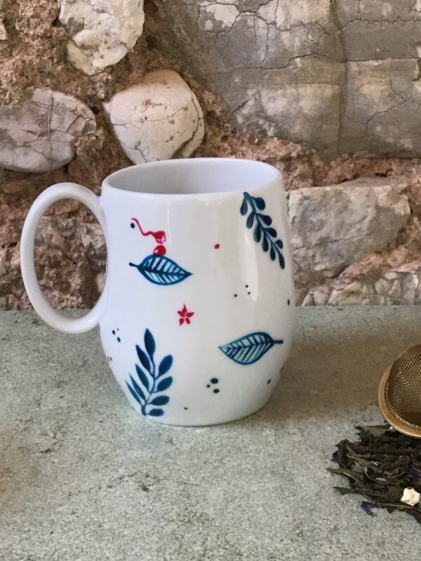 Mug tasse thé en porcelaine de limoges peinte à la main par jeym. Ventre drop collection bleue pour combat contre cancer. petit déjeuner cocooning