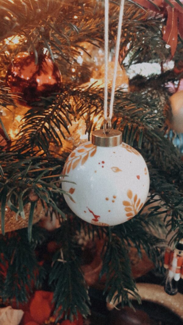 Boule de Noël personnalisée porcelaine peinte main Dans sapin